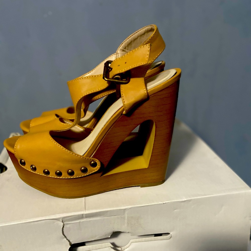 Aldo wedge size 7